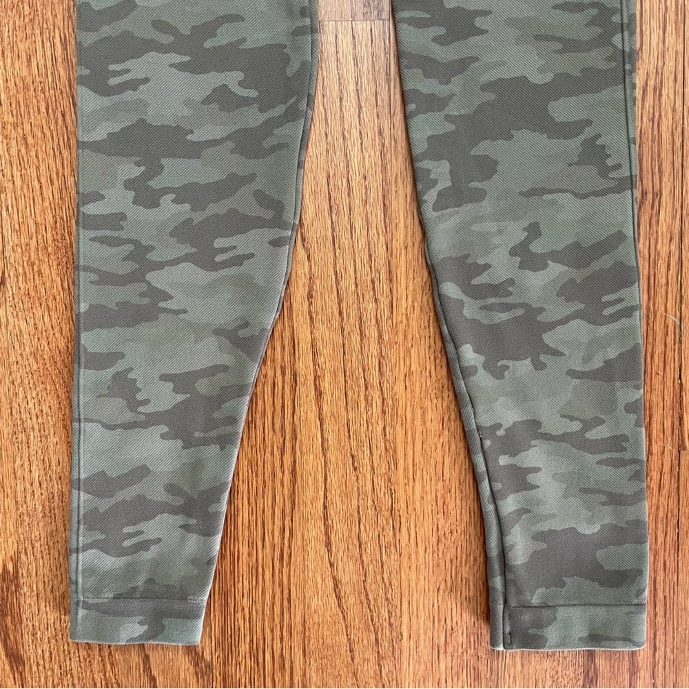 Spanx Look at Me Now Seamless Cropped Leggings in Sage Camo size M - Picture 9 of 11